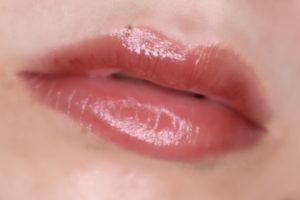 SUQQUモイスチャーリッチリップスティック10焦紅　実際につけた写真