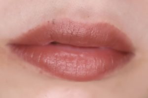 ローラメルシエシルキークリームリップ05実際につけた写真